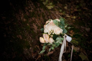 Ahşap arka planda güzel bir düğün buketi. Beyaz güllü gelin buketi