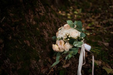 Ahşap arka planda güzel bir düğün buketi. Beyaz güllü gelin buketi