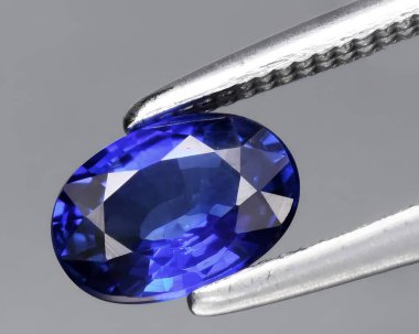 Arka planda doğal koyu mavi safir mücevher.