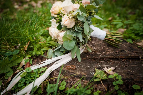 Kahverengi arka planda bir çift altın alyans.