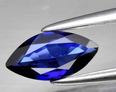 Arka planda doğal mavi safir taşı