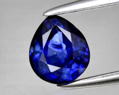 Arka planda doğal koyu mavi safir mücevher.