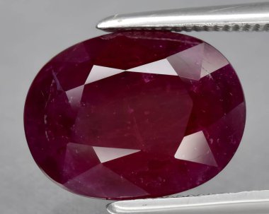 Arka planda doğal kırmızı yakut mücevheri