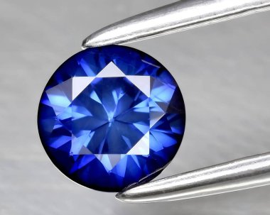 Arka planda doğal mavi safir taşı