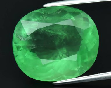 Arka planda doğal yeşil zümrüt beril mücevheri