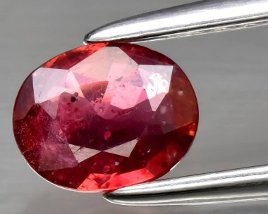 Arka planda doğal kırmızı safir mücevheri