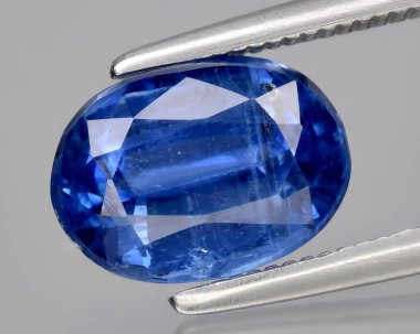 Arka planda doğal mavi iyolit mücevher