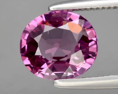 Arka planda doğal mor rodolit yakut mücevheri