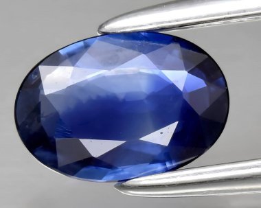 Arka planda doğal mavi safir taşı