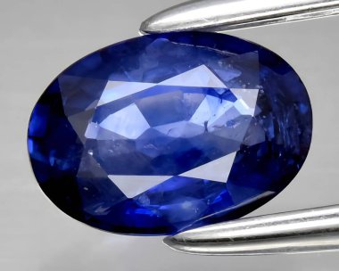 Arka planda doğal mavi safir taşı