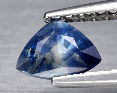 Arka planda doğal mavi safir taşı