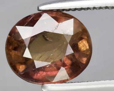 Arka planda doğal kahverengi safir taşı.