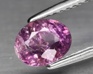 Arka planda doğal mor safir mücevheri