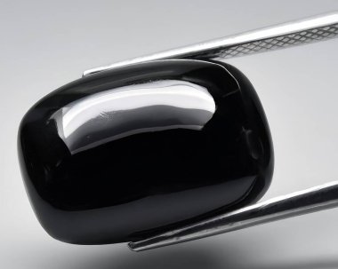 Arka planda doğal siyah döner mücevher