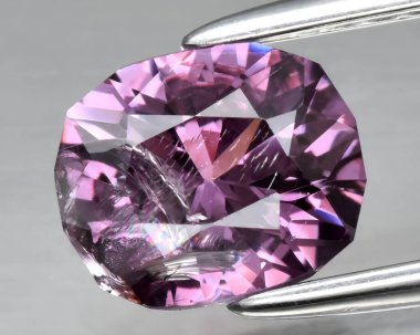 Arka planda doğal mor spinel mücevher