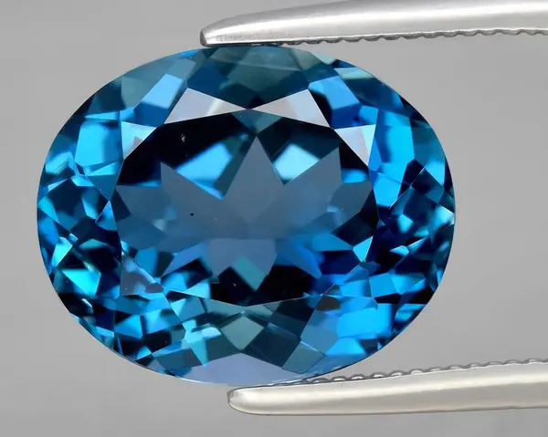 Arka planda doğal Londra mavi topaz mücevheri