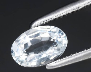 Arka planda açık mavi akuamarin beril mücevheri