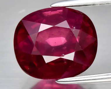 Arka planda doğal pembe rodolit mücevher