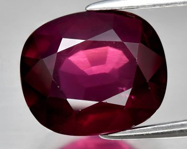 Arka planda doğal pembe rodolit mücevher