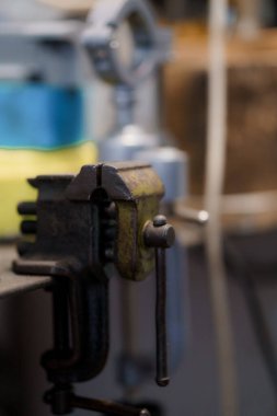 Metal bank, yakın plan mengenesi.