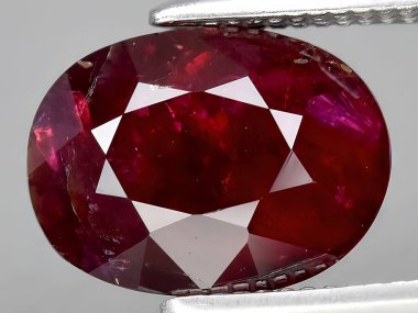 Arka planda doğal kırmızı yakut Corrundum değerli taşı