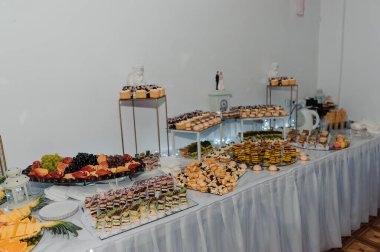 Düğün yemeğinde tatlı kekler. Yemek servisi, güzel bir açık büfe. Kurabiye, çikolata.