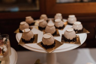Düğün yemeğinde tatlı kekler. Yemek servisi, güzel bir açık büfe. Kurabiye, çikolata.
