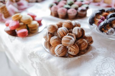 Düğün yemeğinde tatlı kekler. Yemek servisi, güzel bir açık büfe. Kurabiye, çikolata.