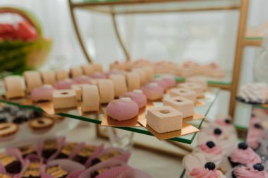 Düğün yemeğinde tatlı kekler. Yemek servisi, güzel bir açık büfe. Kurabiye, çikolata.