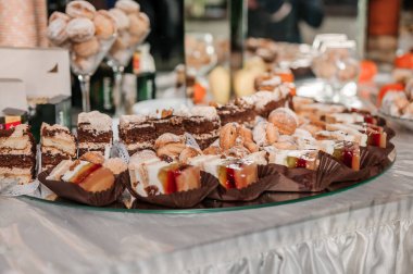 Düğün yemeğinde tatlı kekler. Yemek servisi, güzel bir açık büfe. Kurabiye, çikolata.
