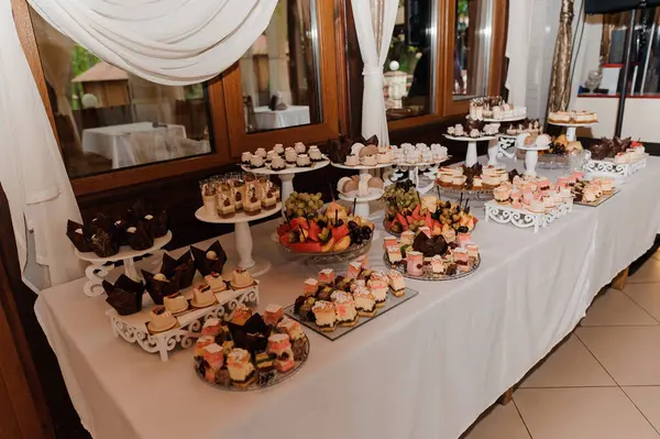Düğün yemeğinde tatlı kekler. Yemek servisi, güzel bir açık büfe. Kurabiye, çikolata.