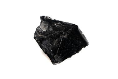 Beyaz arkaplanda doğal obsidiyen kaba değerli taş