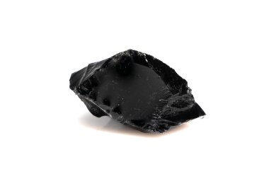 Beyaz arkaplanda doğal obsidiyen kaba değerli taş