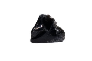 Beyaz arkaplanda doğal obsidiyen kaba değerli taş