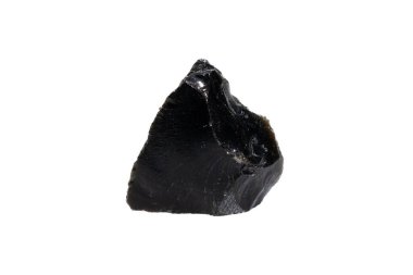 Beyaz arkaplanda doğal obsidiyen kaba değerli taş