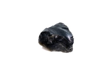 Beyaz arkaplanda doğal obsidiyen kaba değerli taş