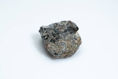 Beyaz arka planda doğal bir yooperlite mücevher taşı