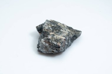 Beyaz arka planda doğal bir yooperlite mücevher taşı