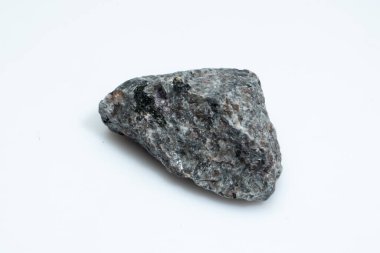 Beyaz arka planda doğal bir yooperlite mücevher taşı