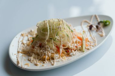 Salatalı lahana salatalı yumurta biberli soğanlı ve beyaz arka planda mayonezli.