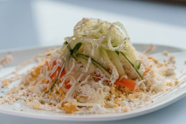 Salatalı lahana salatalı yumurta biberli soğanlı ve beyaz arka planda mayonezli.