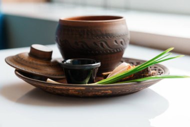 Tavada pancar ve yeşil soğanlı kırmızı borş.