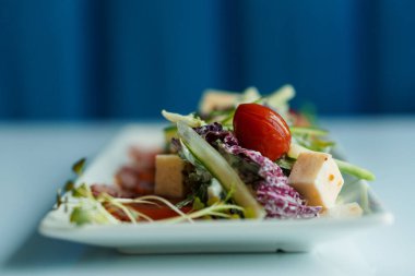 Otlu salata, sert peynir, zeytin, vişneli domates, soğan, salatalık ve marul.