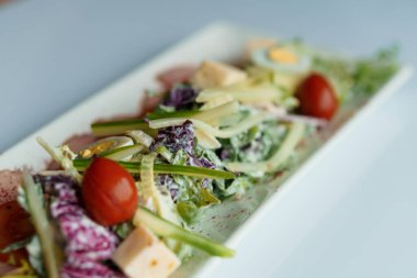 Otlu salata, sert peynir, zeytin, vişneli domates, soğan, salatalık ve marul.