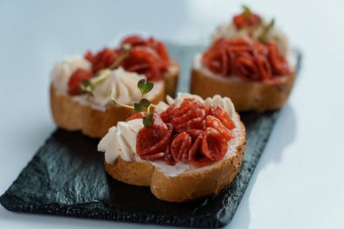 Güneşte kurutulmuş domates ve salamlı