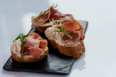 Güneşte kurutulmuş domates ve salamlı