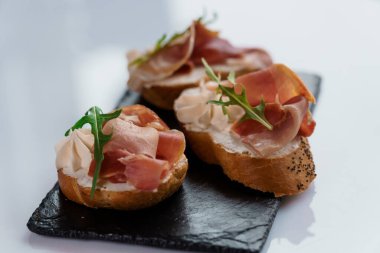 Güneşte kurutulmuş domates ve salamlı