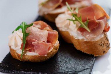 Güneşte kurutulmuş domates ve salamlı