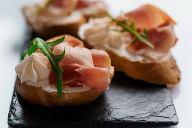 Güneşte kurutulmuş domates ve salamlı