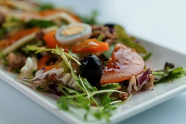 Lahana, salatalık, yumurta, soğan, ton balığı ve zeytinyağlı salata.